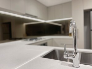 Refrigerador, microondas, horno y parrilla de estufa 