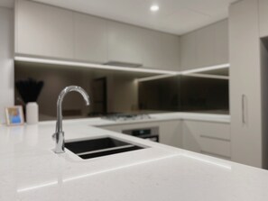 Jääkaappi, mikroaaltouuni, uuni, liesi