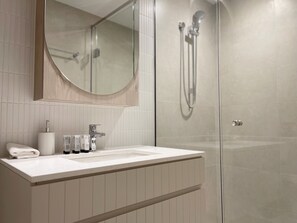Douche, sèche-cheveux, serviettes fournies, savon