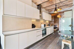 Een koelkast, een microgolfoven, een oven, een kookplaat