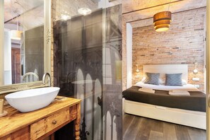 1 habitación, tabla de planchar con plancha, wifi gratis y ropa de cama 