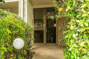 Departamento, vista al jardín | Interior