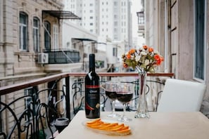 Quarto triplo standard, vista para a cidade | Sacada