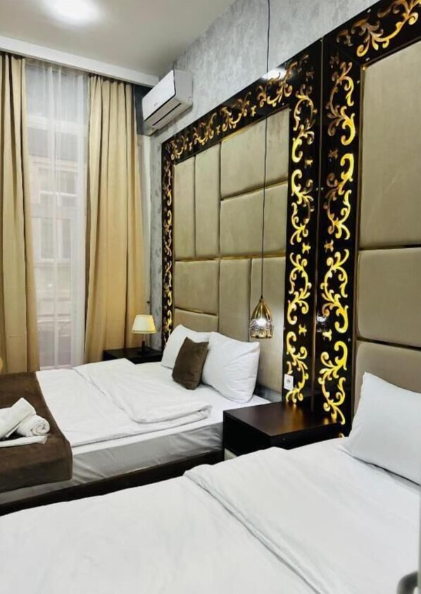 Habitación triple estándar, vista a la ciudad | Ropa de cama de alta calidad y minibar 