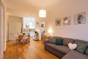 舒適公寓客房 | 起居區 | 40-吋智慧型電視，提供數位頻道