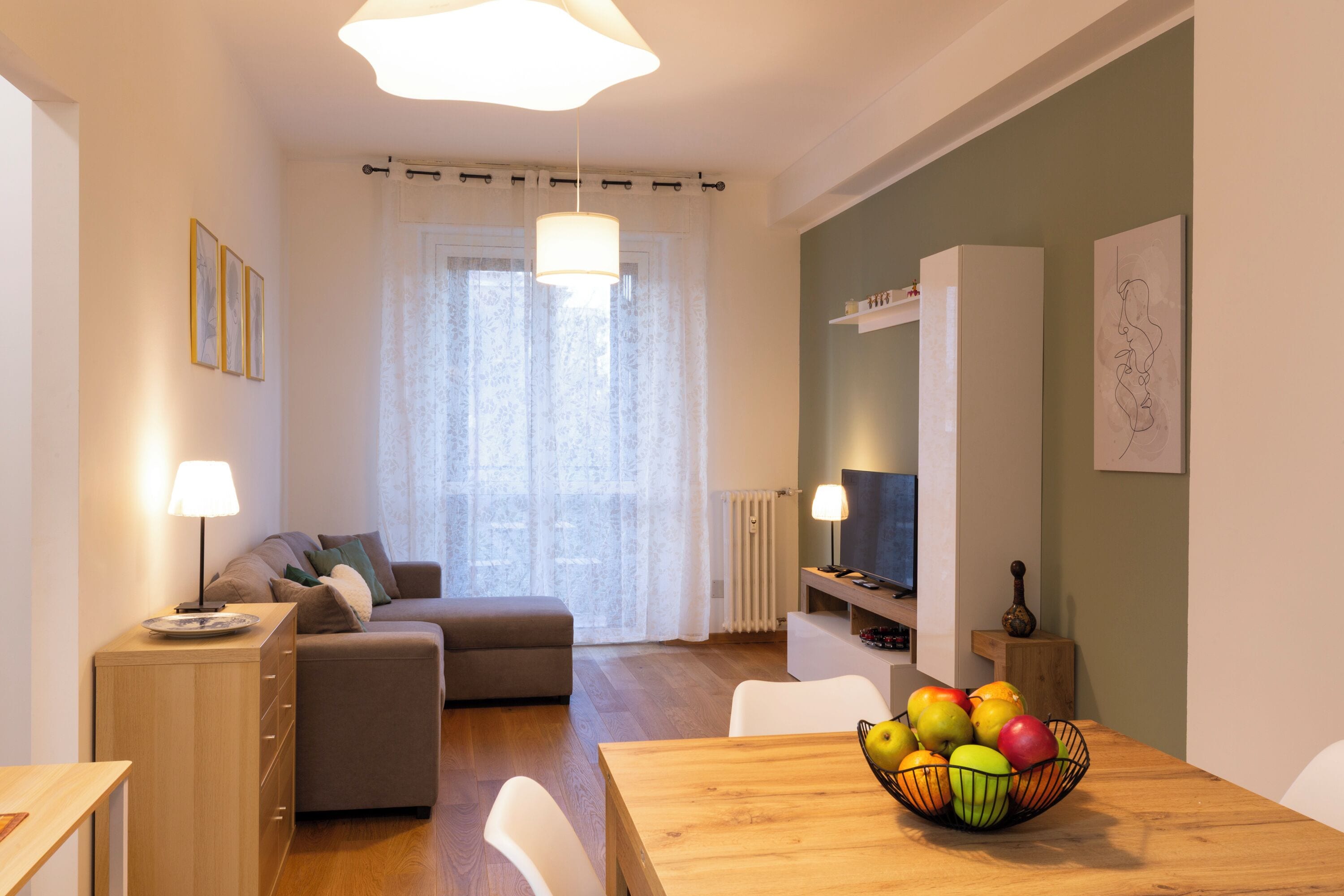 Condo tiện nghi đơn giản | Khu phòng khách | Smart TV 40-inch có truyền hình kỹ thuật số 