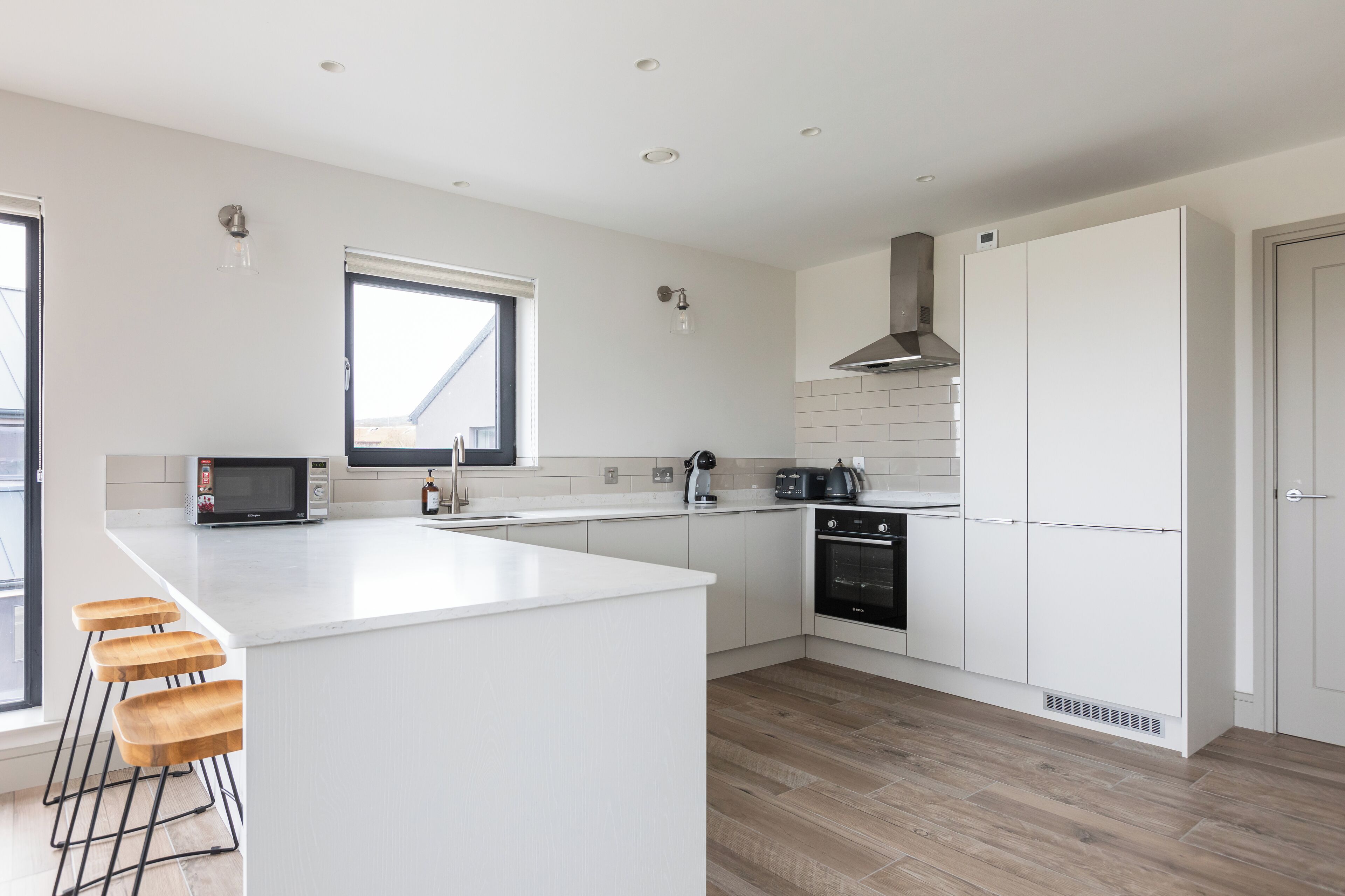 Geladeira, micro-ondas, fogão, lava-louças