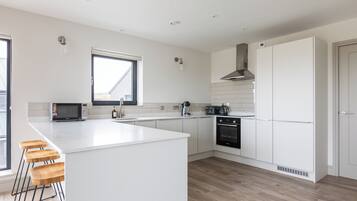 Geladeira, micro-ondas, fogão, lava-louças