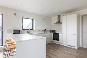 Kühlschrank, Mikrowelle, Ofen, Geschirrspüler