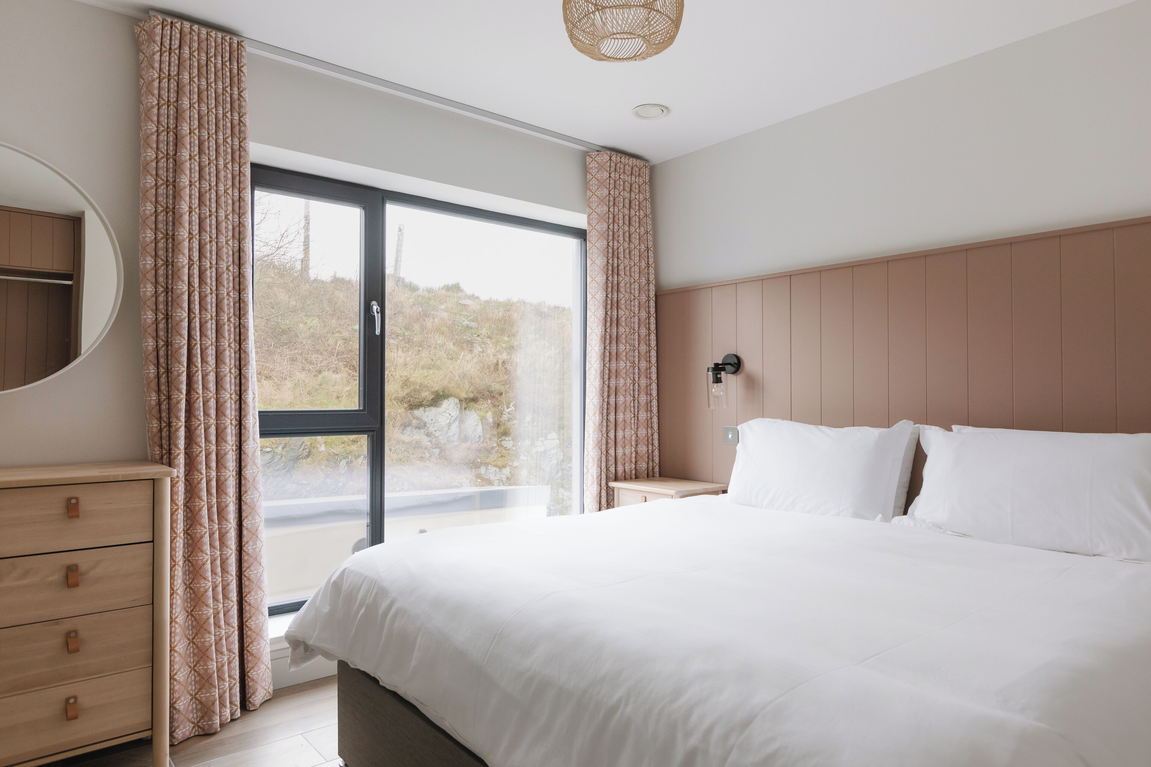 2 quartos, ferros/tábuas de passar roupa, acesso à internet