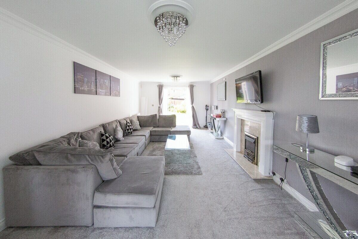 Comfort House, 5 Bedrooms, Garden View | Living room