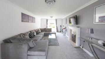 Comfort House, 5 Bedrooms, Garden View | Living room