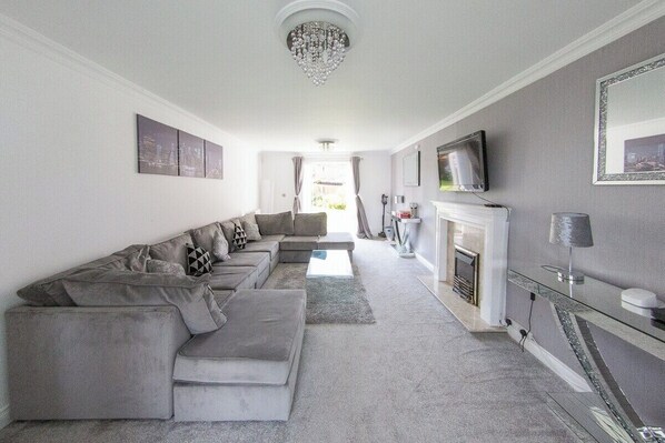 舒适独立别墅, 5 间卧室, 花园景观 | 客厅 | 42-英寸智能电视（配备数码频道）