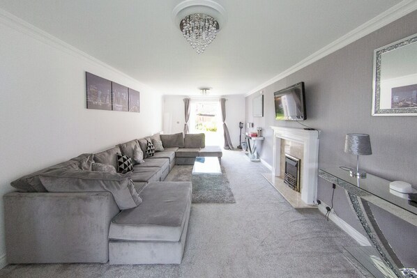 컴포트 하우스, 침실 5개, 정원 전망 | 거실 공간 | 디지털 채널 시청이 가능한 42인치 스마트 TV