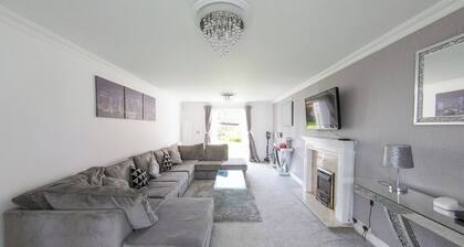 5 Bed Detached House - Sleeps 14