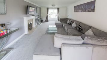 Comfort House, 5 Bedrooms, Garden View | Private kitchen | Fridge, microwave, oven, stovetop