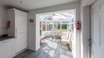 Comfort House, 5 Bedrooms, Garden View | Private kitchen | Fridge, microwave, oven, stovetop