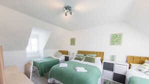 Unclassified image, 5 of 53, button - 5 Bed Detached House - Sleeps 14 (Cardiff)