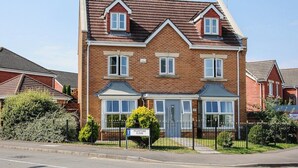 Unclassified image, 4 of 53, button - 5 Bed Detached House - Sleeps 14 (Cardiff)