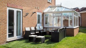 Unclassified image, 2 of 53, button - 5 Bed Detached House - Sleeps 14 (Cardiff)