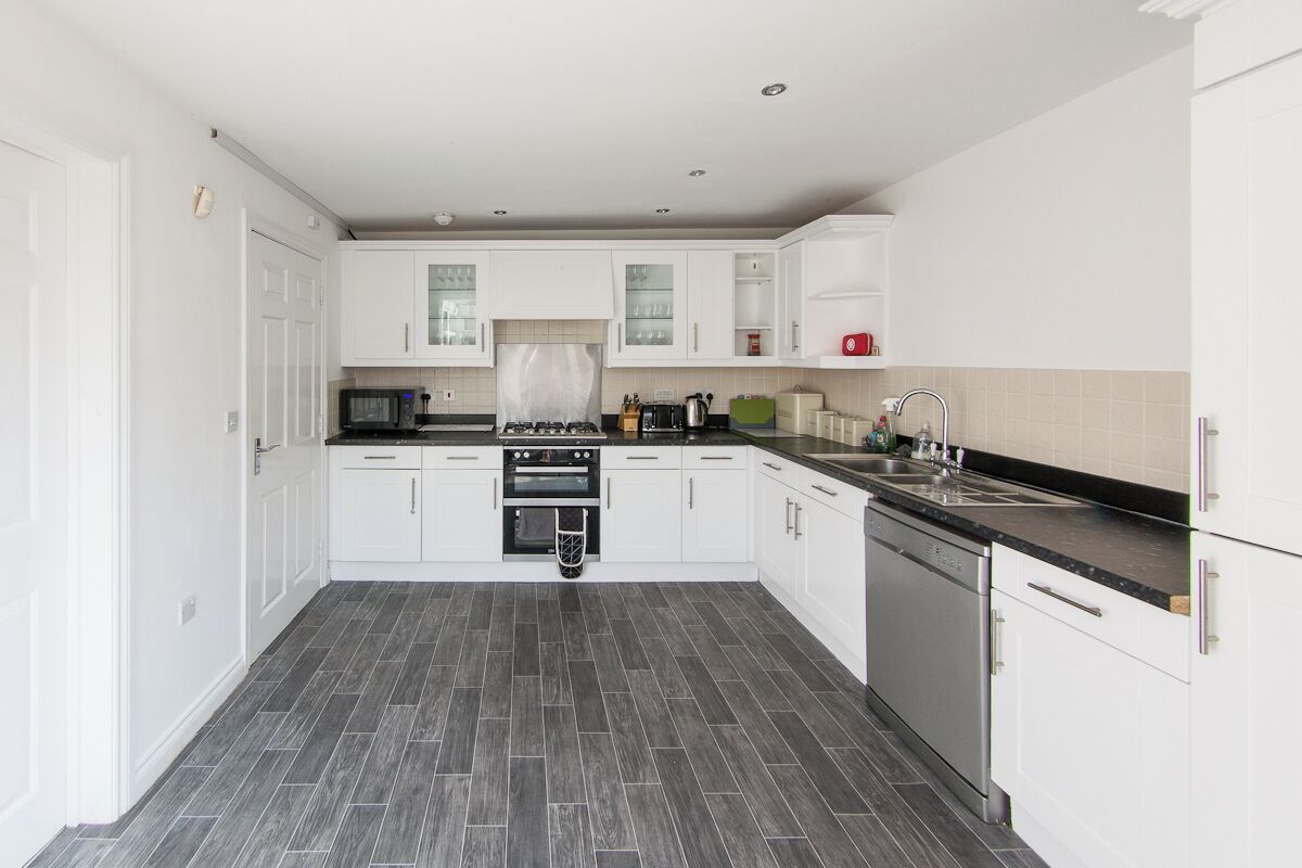 Comfort House, 5 Bedrooms, Garden View | Private kitchen | Fridge, microwave, oven, stovetop