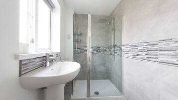 Comfort House, 5 Bedrooms, Garden View | Bathroom | Shower, free toiletries, hair dryer, towels