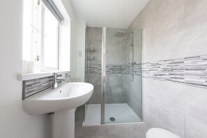 Comfort House, 5 Bedrooms, Garden View | Bathroom | Shower, free toiletries, hair dryer, towels - 5 Bed Detached House - Sleeps 14 (Cardiff)