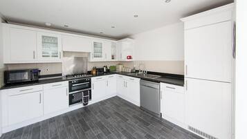 Comfort House, 5 Bedrooms, Garden View | Private kitchen | Fridge, microwave, oven, stovetop