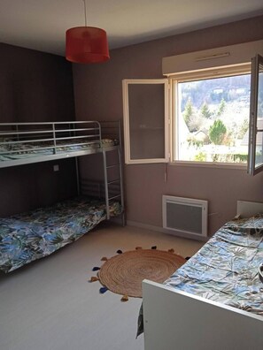 2 slaapkamers, een strijkplank/strijkijzer, beddengoed