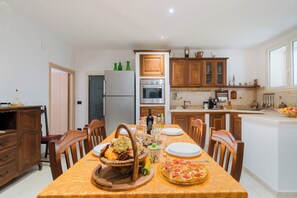 Refrigerador, horno, placa de cocina, utensilios de cocina