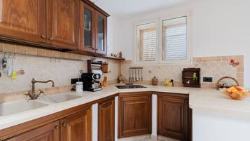 Frigorifero, forno, piano cottura, pentole/stoviglie/utensili