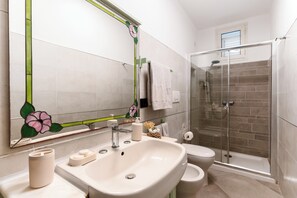 Ducha, secador de pelo, bidet, toallas