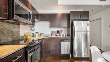 Refrigerador, microondas, horno y parrilla de estufa