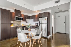 Fridge, microwave, oven, stovetop - Beltline Beauty 2BR w Parking , AC, near Stampede (Calgary)