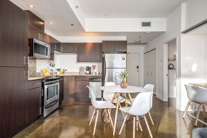 Réfrigérateur, four à micro-ondes, un four, surface de cuisson