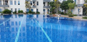 2 outdoor pools