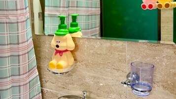 Assecador de cabells, bidet, tovalloles i xampú