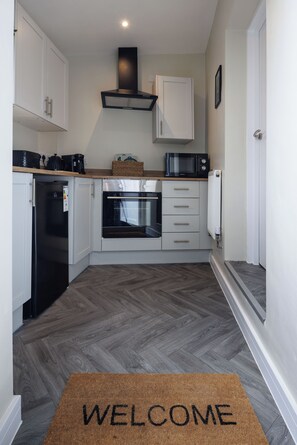 Micro-ondes, four, plaque de cuisson, cafetiĂšre/bouilloire