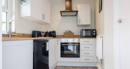4BR(Sleeps 8)3BathR Hot Tub, WiFi, TVs in 4 Rooms, 3min walk Kingsholm Stadium