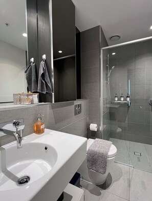 Shower, hair dryer, towels, soap - 2B2B Clean, Luxurious With Panoramic Views @ City Center (Melbourne)