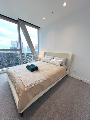 2 bedrooms, iron/ironing board, travel crib, free WiFi - 2B2B Clean, Luxurious With Panoramic Views @ City Center (Melbourne)