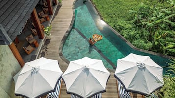 Piscina externa, espreguiçadeiras