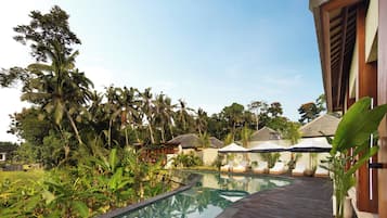 Kolam renang terbuka, kerusi lepak pantai