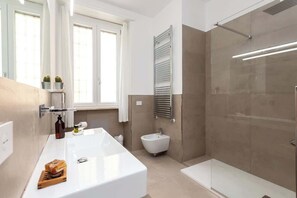 Dusj, hårføner og håndklær