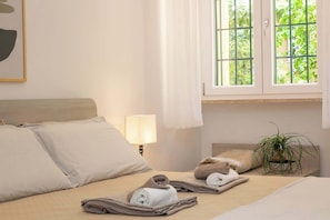 2 bedrooms, desk, iron/ironing board, travel crib