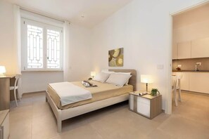 2 soverom, skrivebord, strykejern/-brett og reiseseng for barn