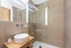 Een douche, een haardroger, handdoeken