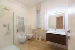 Articles de toilette écologiques, sÚche-cheveux, serviettes fournies