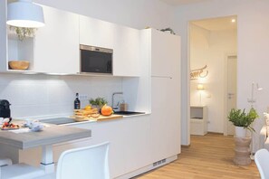 Réfrigérateur, micro-ondes, plaque de cuisson, lave-vaisselle