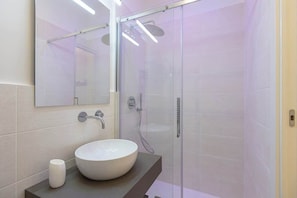 Shower, eco-friendly toiletries, hair dryer, shampoo